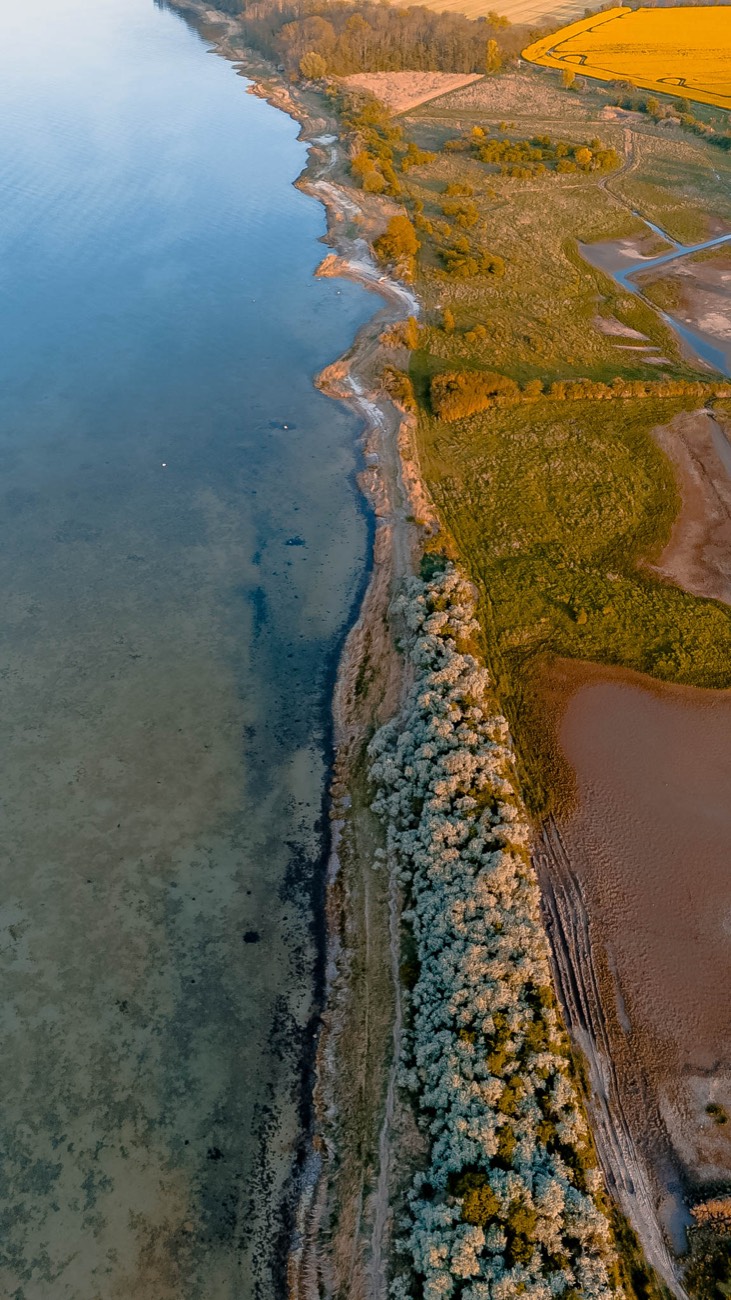 Die Ostseeküste bei Bades Huk aus der Luft im Herbstlicht