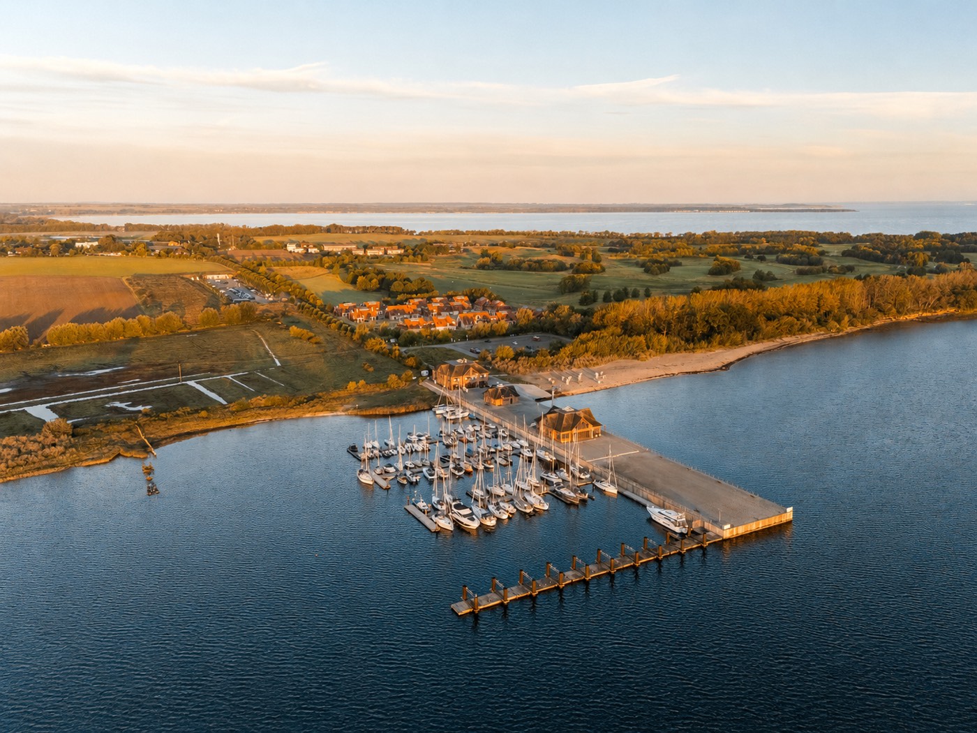 Bades Huk von oben – Halbinsel mit Marina im goldenen Herbstlicht